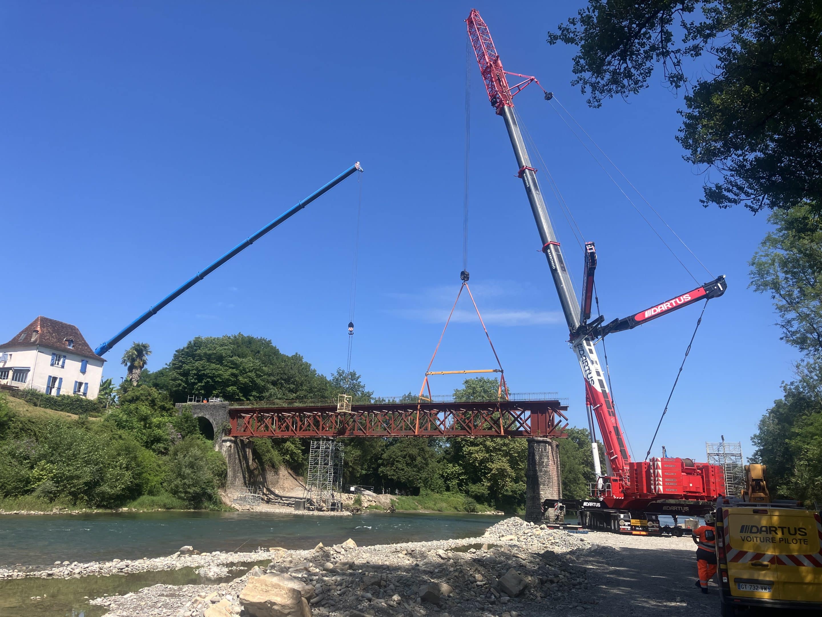 Déconstruction du pont à Viellenave-de-Navarrenx Grue en action